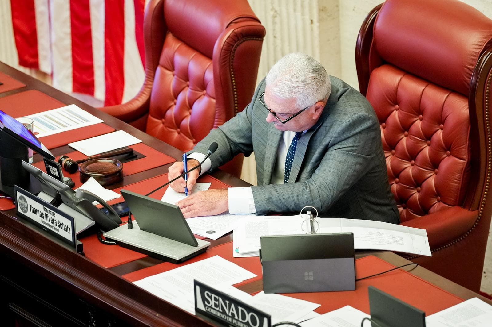 Senado aprueba medidas sobre inteligencia artificial en subastas públicas