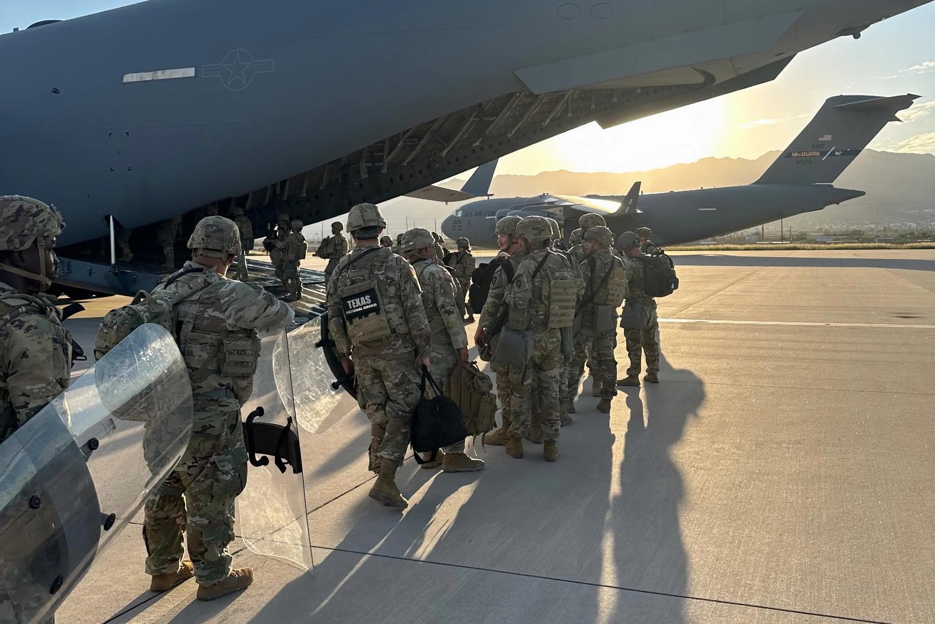 Texas envía a Chicago un "grupo élite" con trayectoria en la frontera con México