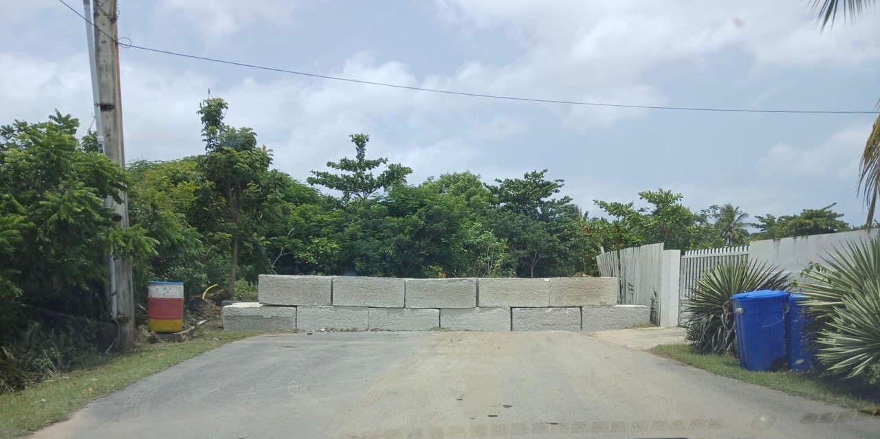 Controversia por construcción de un muro en Aguada