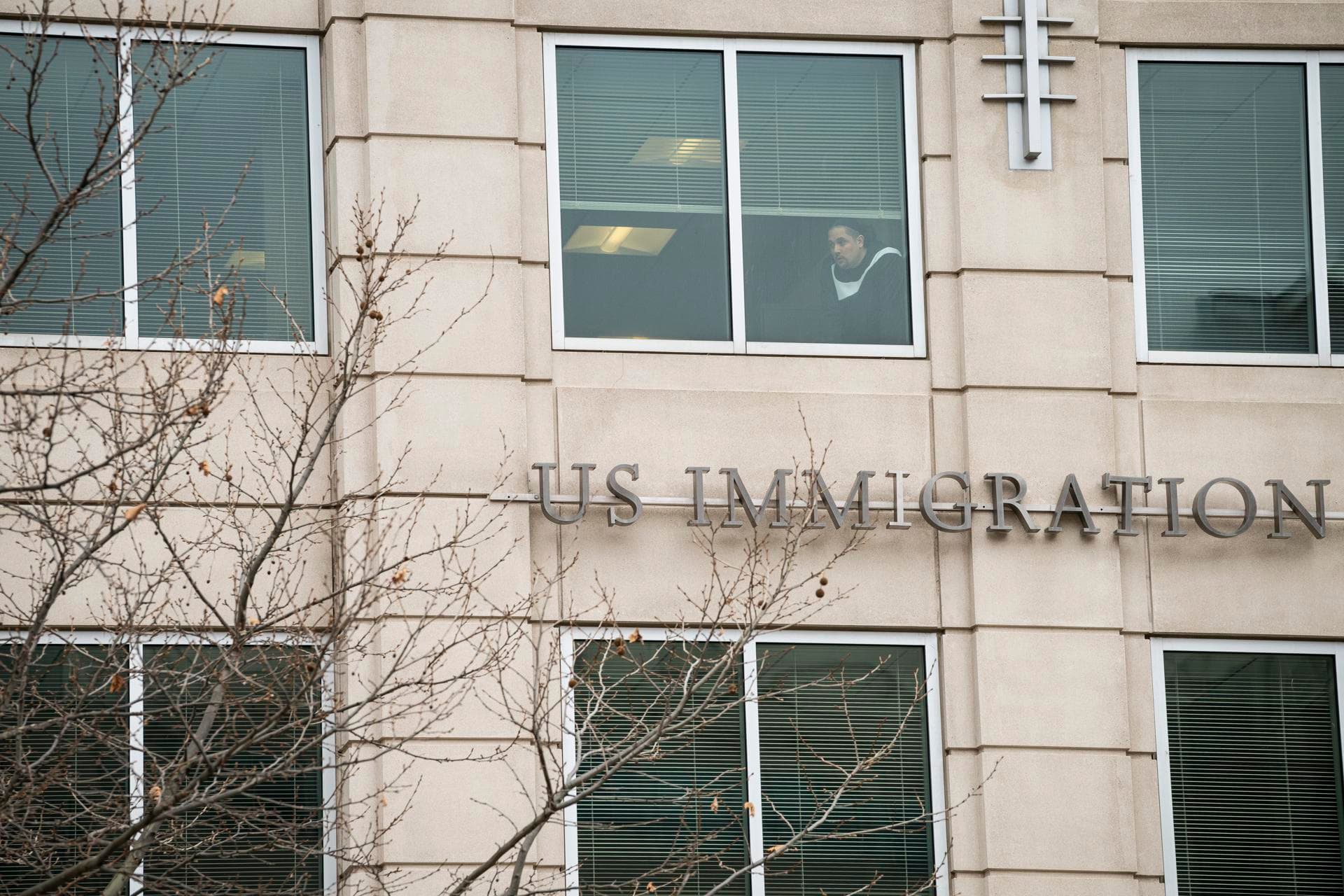 EE.UU. revisará tarjetas de residente de "todos" los migrantes de países de "preocupación"