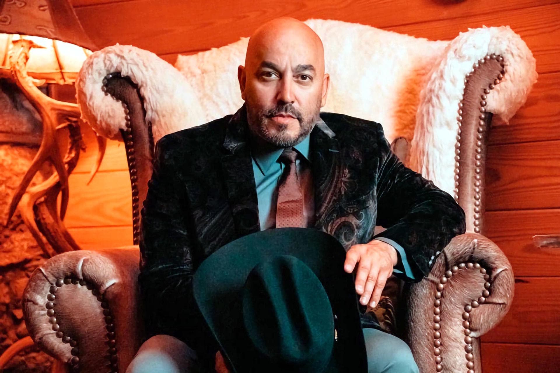 Lupillo revelará sus 'Tragos amargos' en una autobiografía