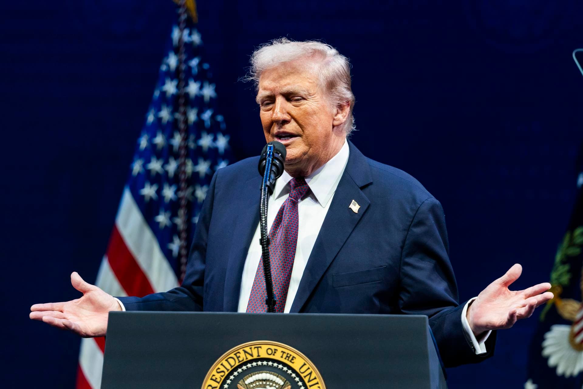 "No es mi firma", dice Trump sobre carta a Epstein