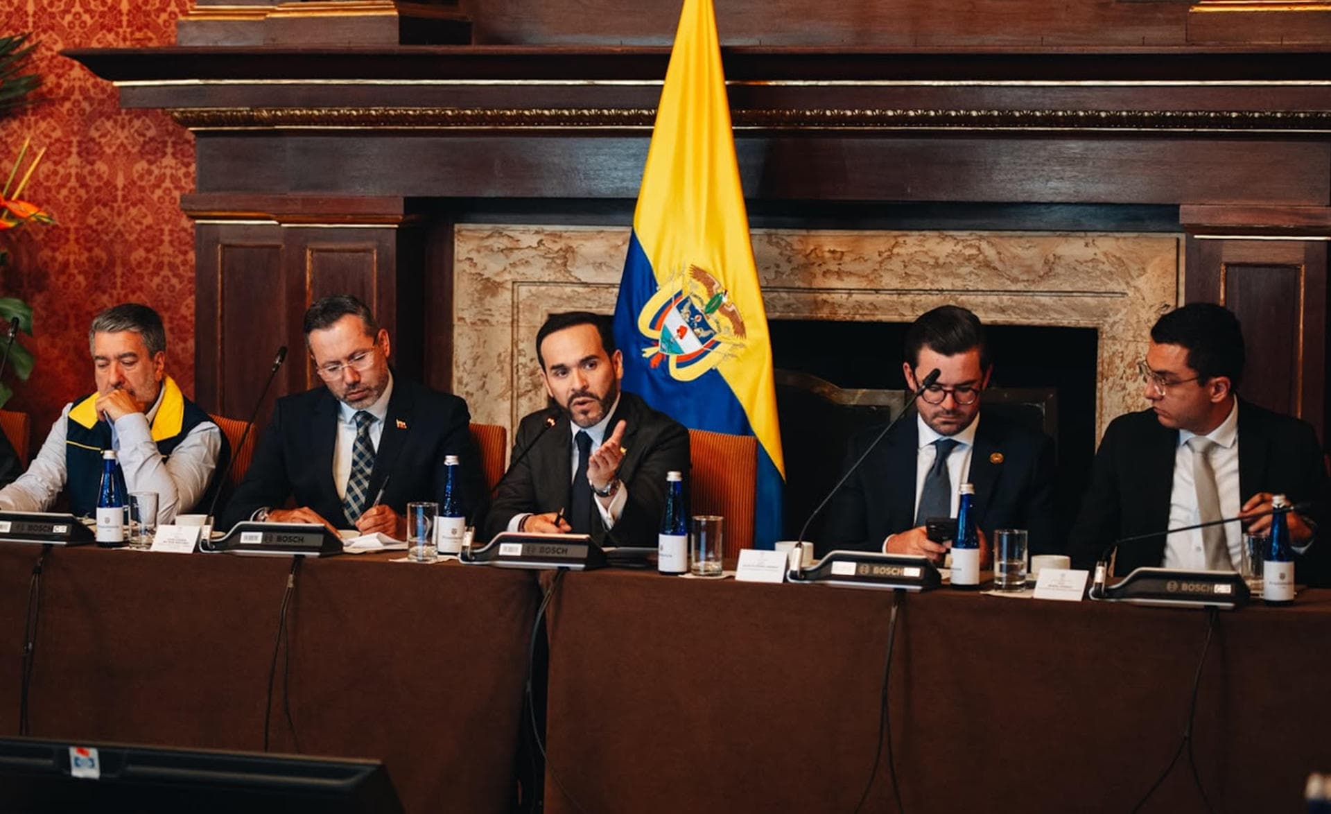 De la Espriella anuncia acuerdo con aseguradoras para pagos a damnificados por terremoto