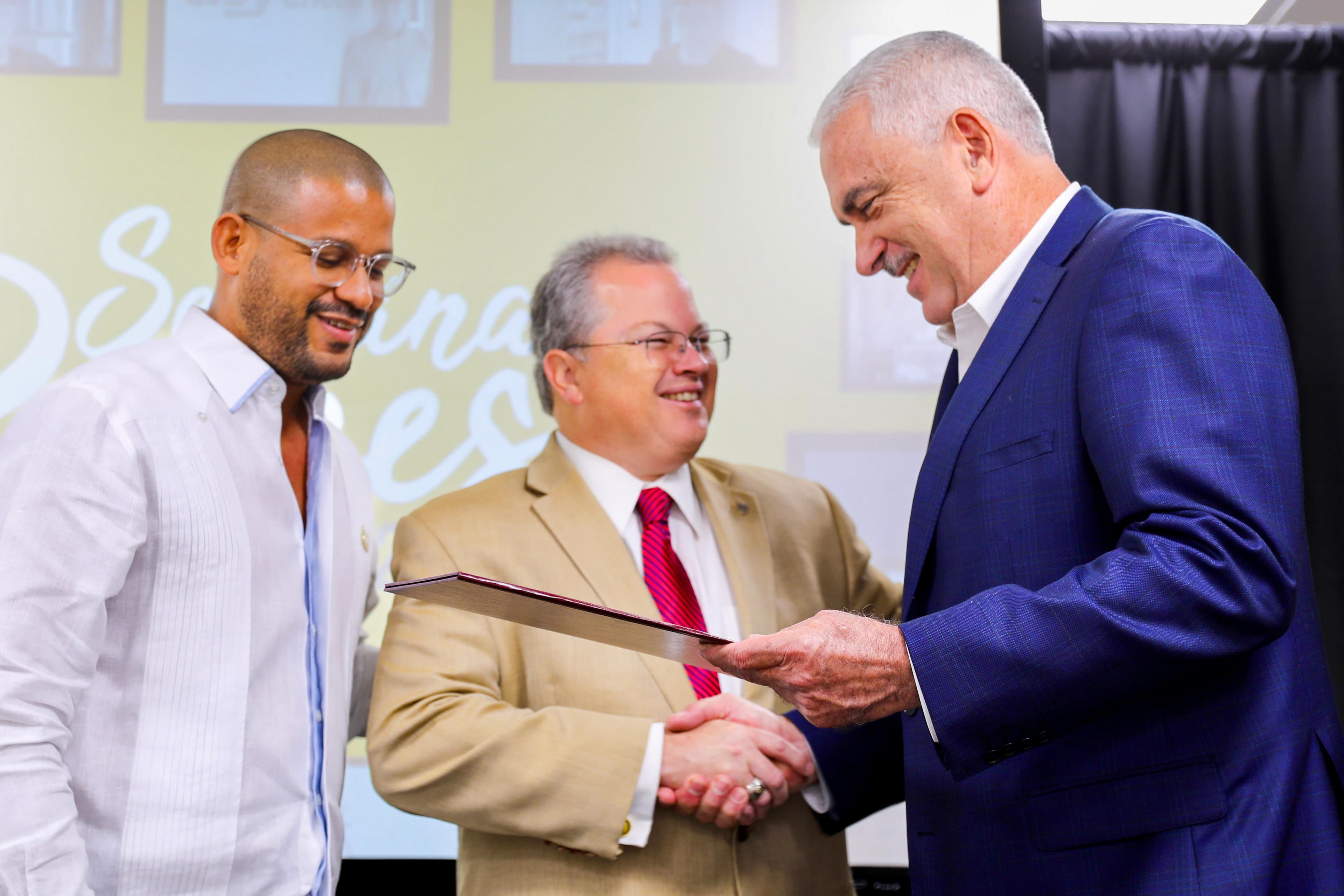 CUD reconoce a Rivera Schatz por su gran apoyo a las Pymes