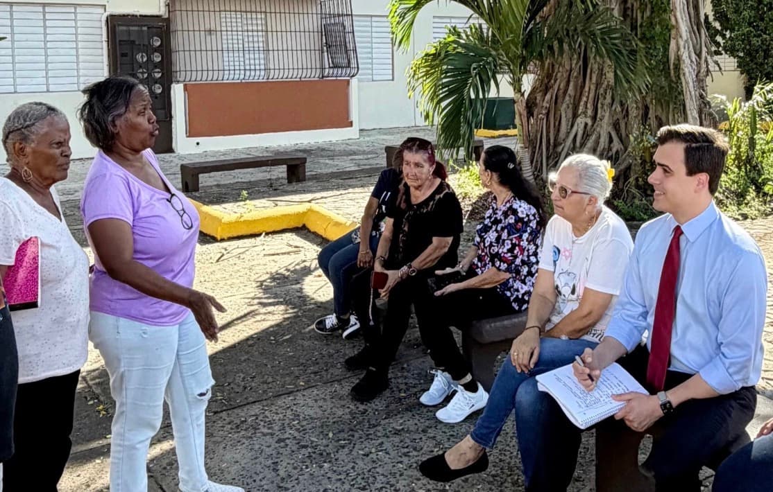 Comisionado Residente escucha a residentes en Llorens Torres ante propuestas federales de Vivienda