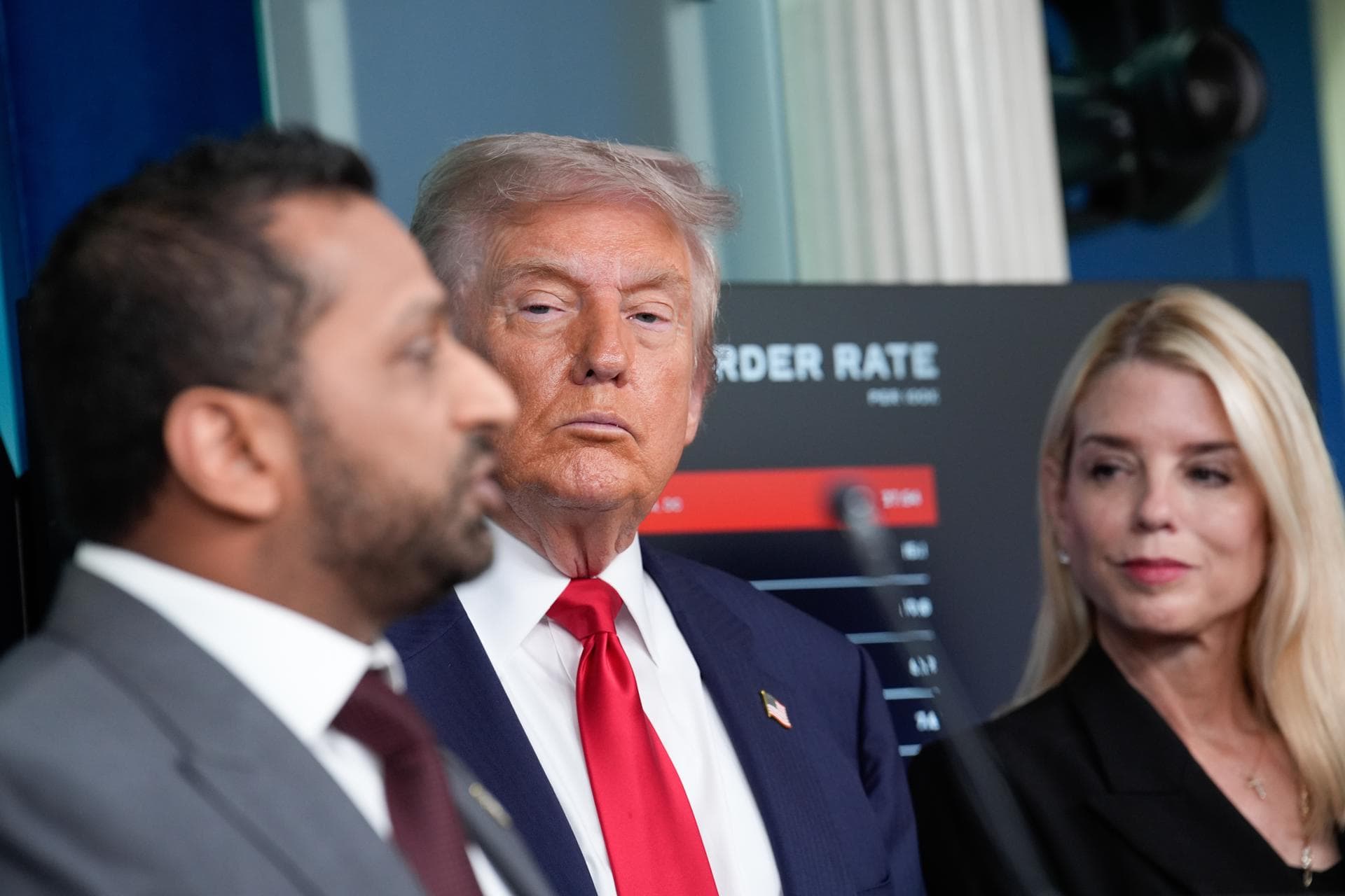 Trump aplaude "el gran trabajo" del jefe del FBI
