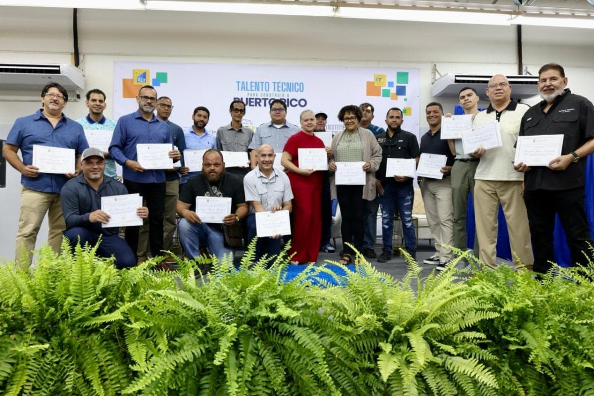 Educación entrega 70 credenciales en construcción y plomería a adultos