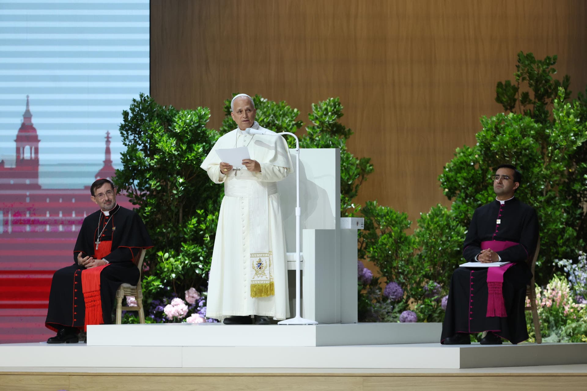 León XIV: La Iglesia, con sus aciertos y errores, quiere dialogar con el mundo actual