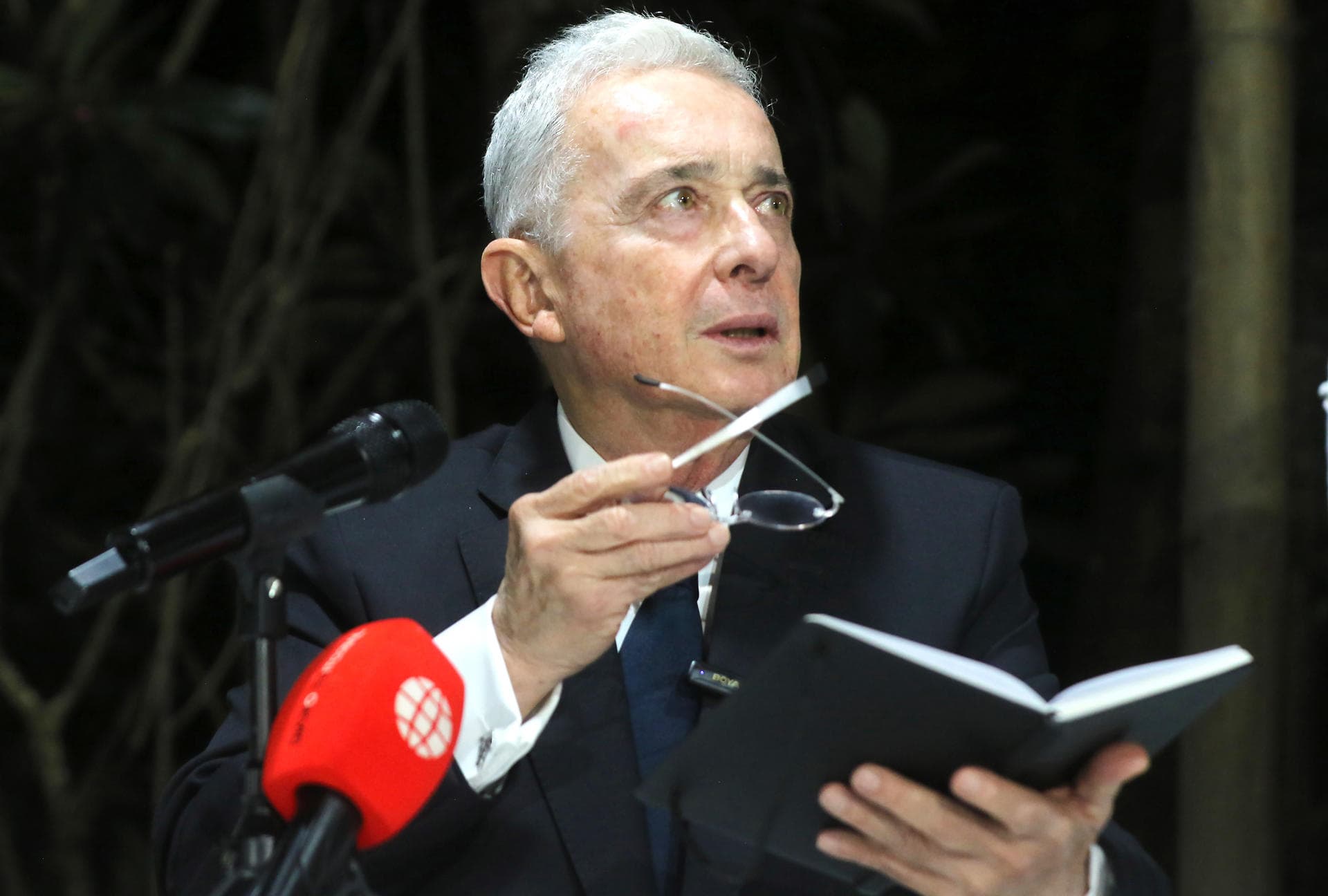Uribe celebra su absolución y afirma que la Justicia está "por encima de la política"