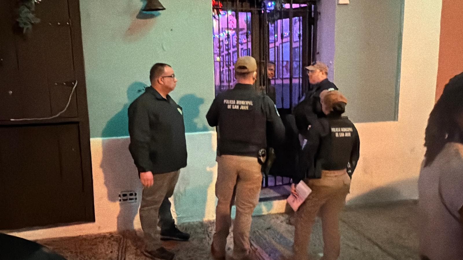 Policía Municipal de San Juan multa comercios por manejo indebido de basura en el Viejo San Juan