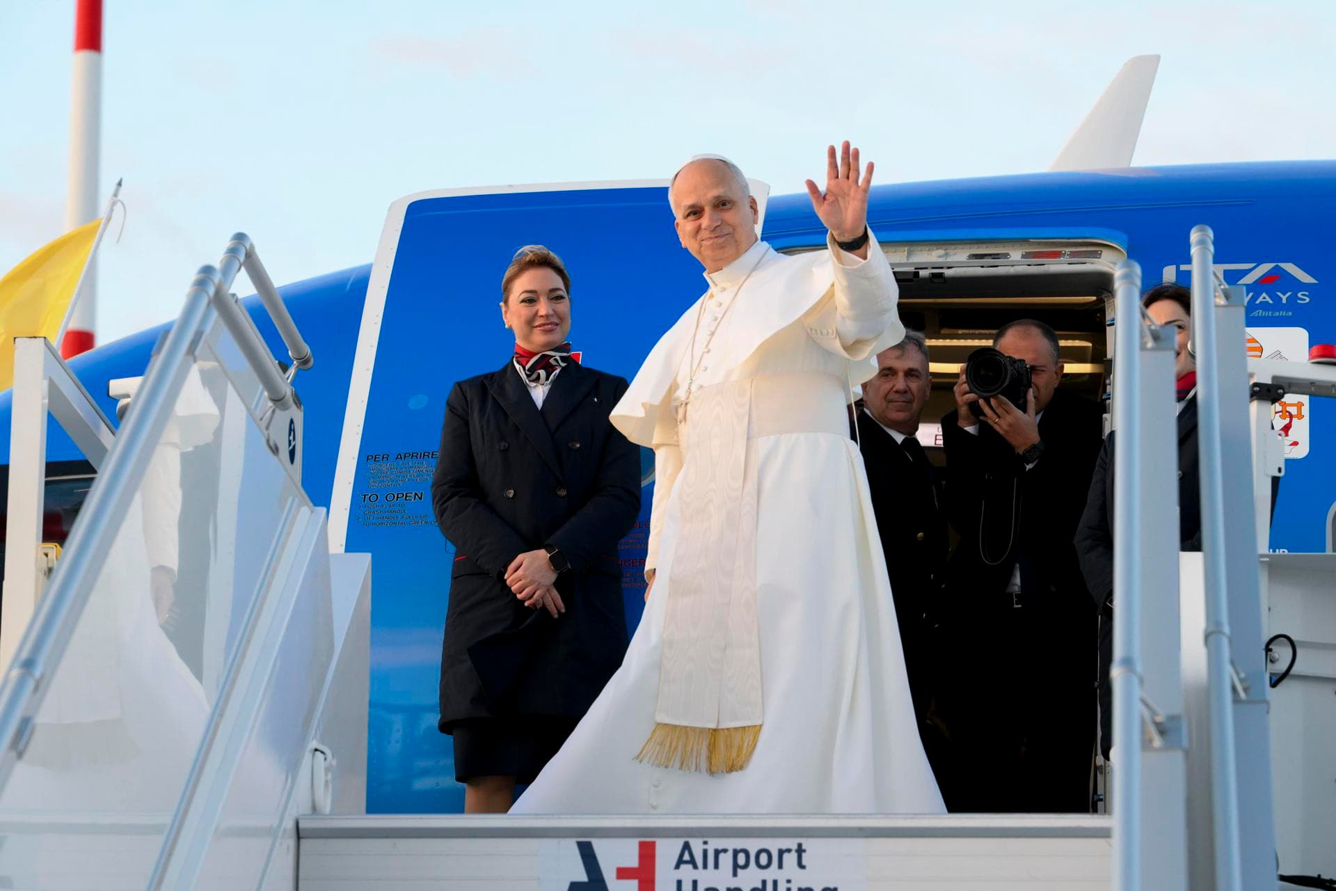 El Papa León XIV llega a la primera escala de su viaje por Turquía y Líbano