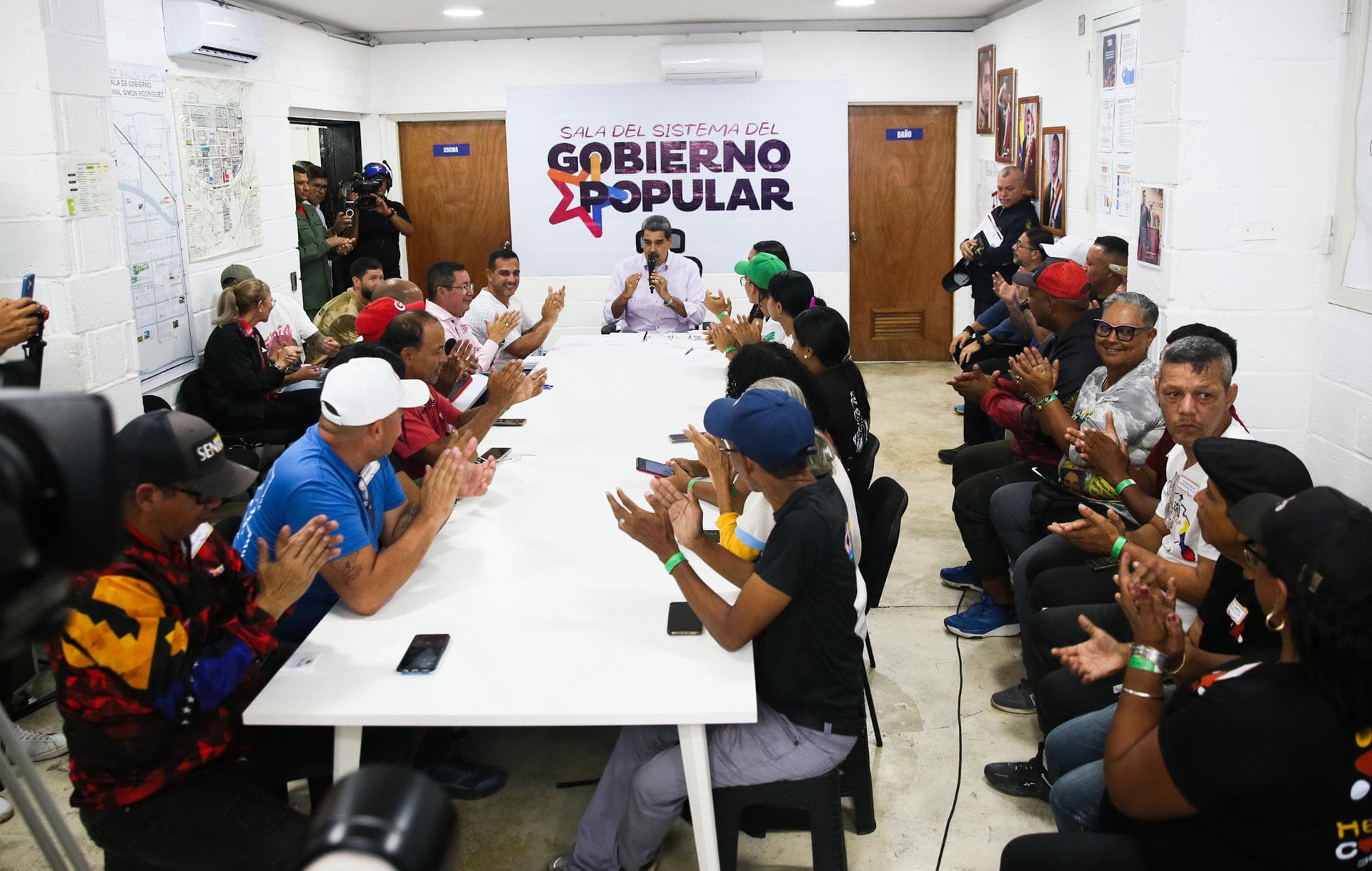 Maduro despliega militares en comunidades para enseñar "manejo de armas"