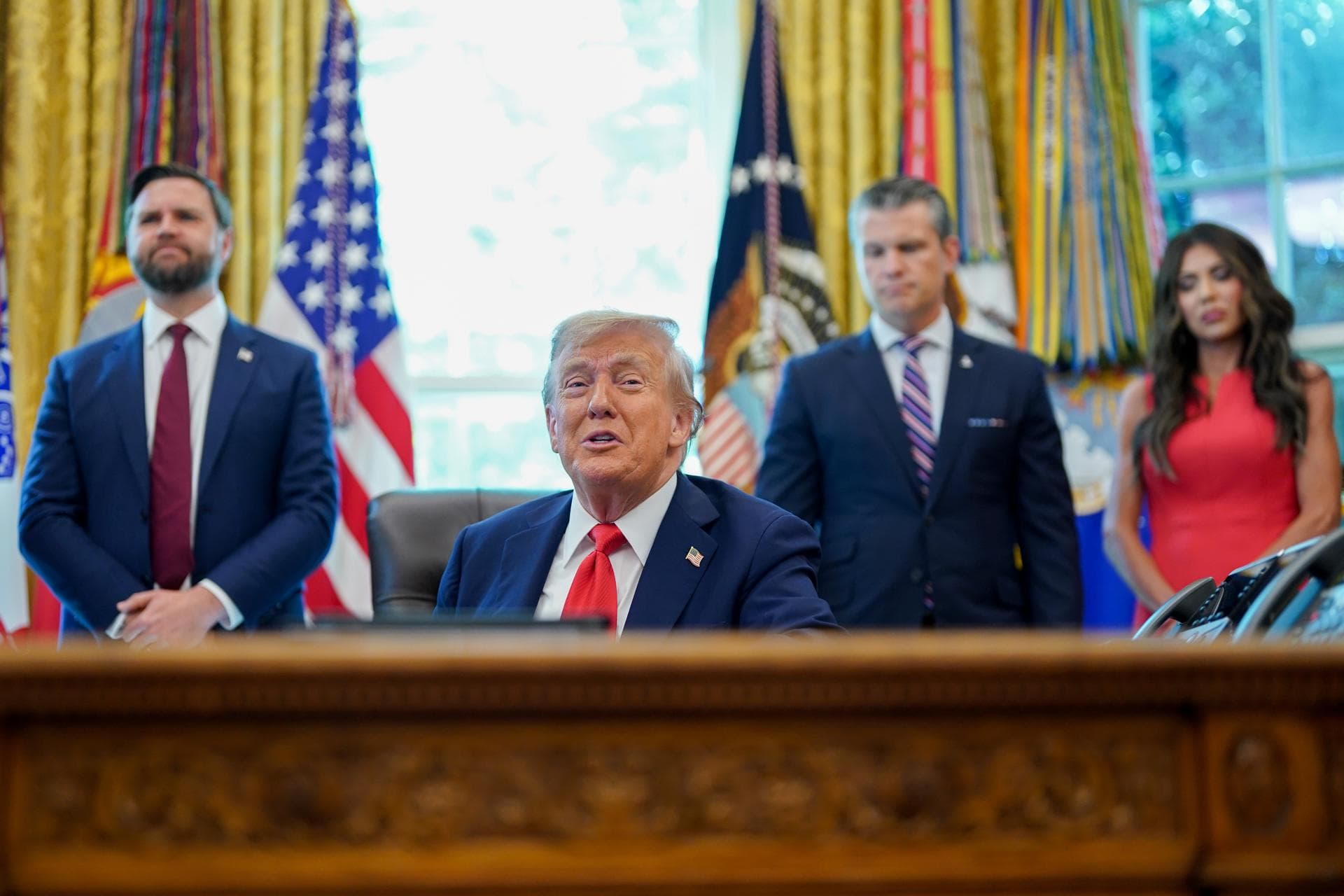Trump firma orden para procesar a quienes quemen la bandera de EE.UU.