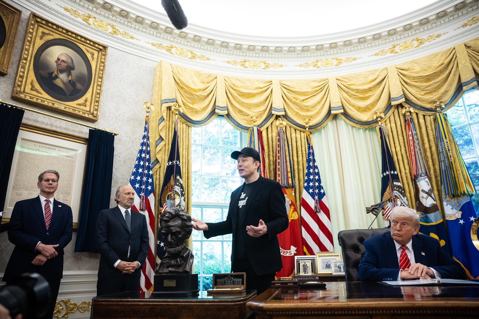 Musk se despide entre halagos de Trump