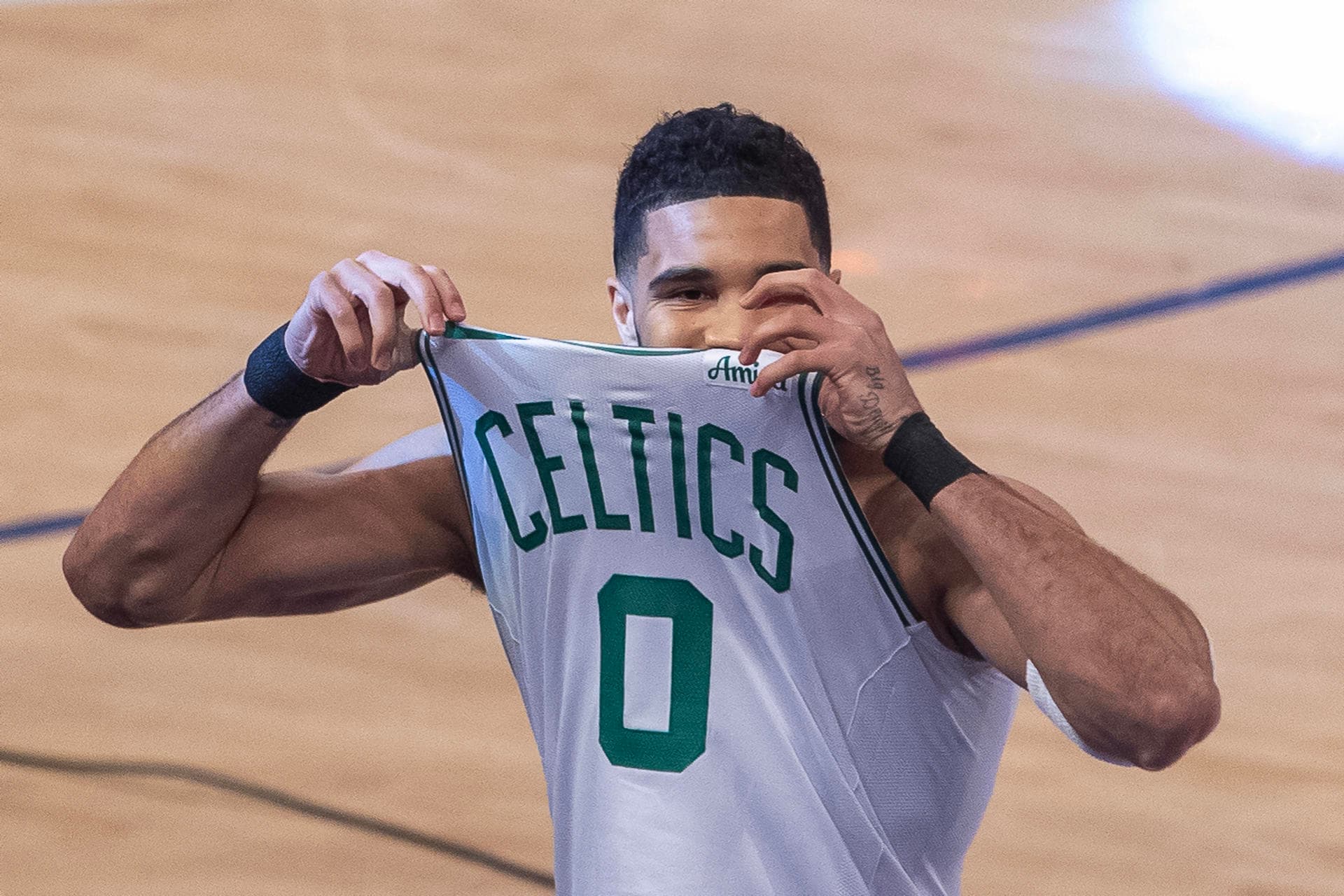 Los Celtics le ganan a los campeones de la NBA