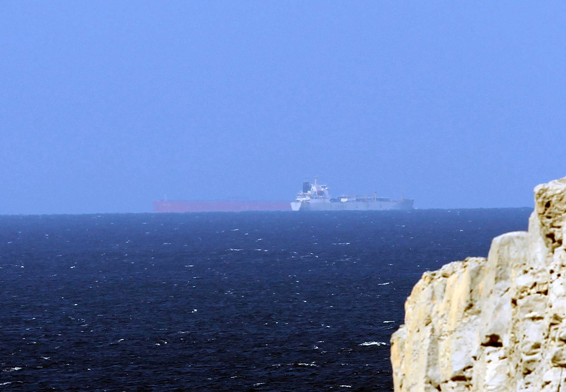 El tráfico en Ormuz se reanuda con cautela tras el anuncio de tregua de EEUU e Irán