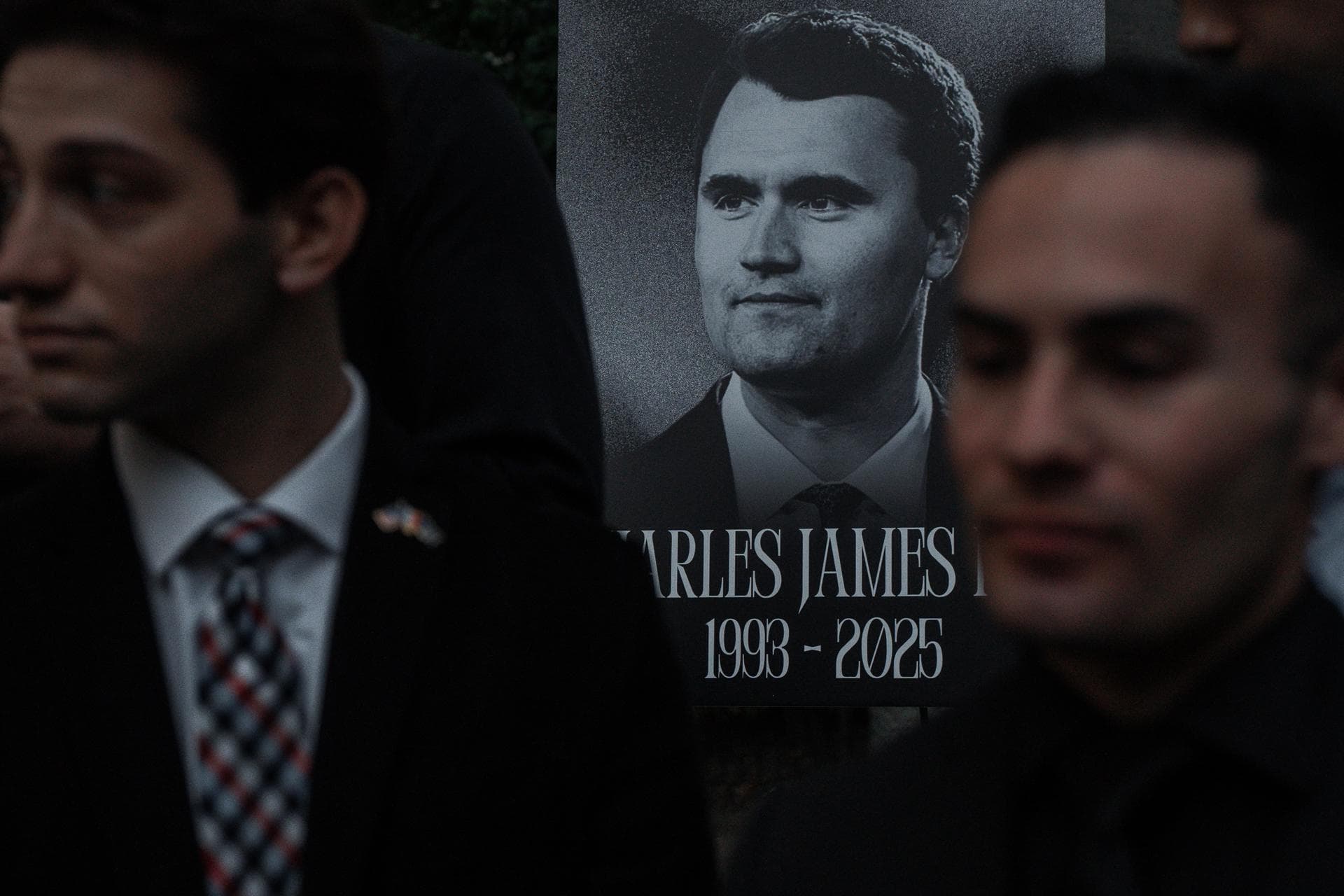 Decenas de personas son despedidas por sus comentarios sobre el asesinato de Charlie Kirk
