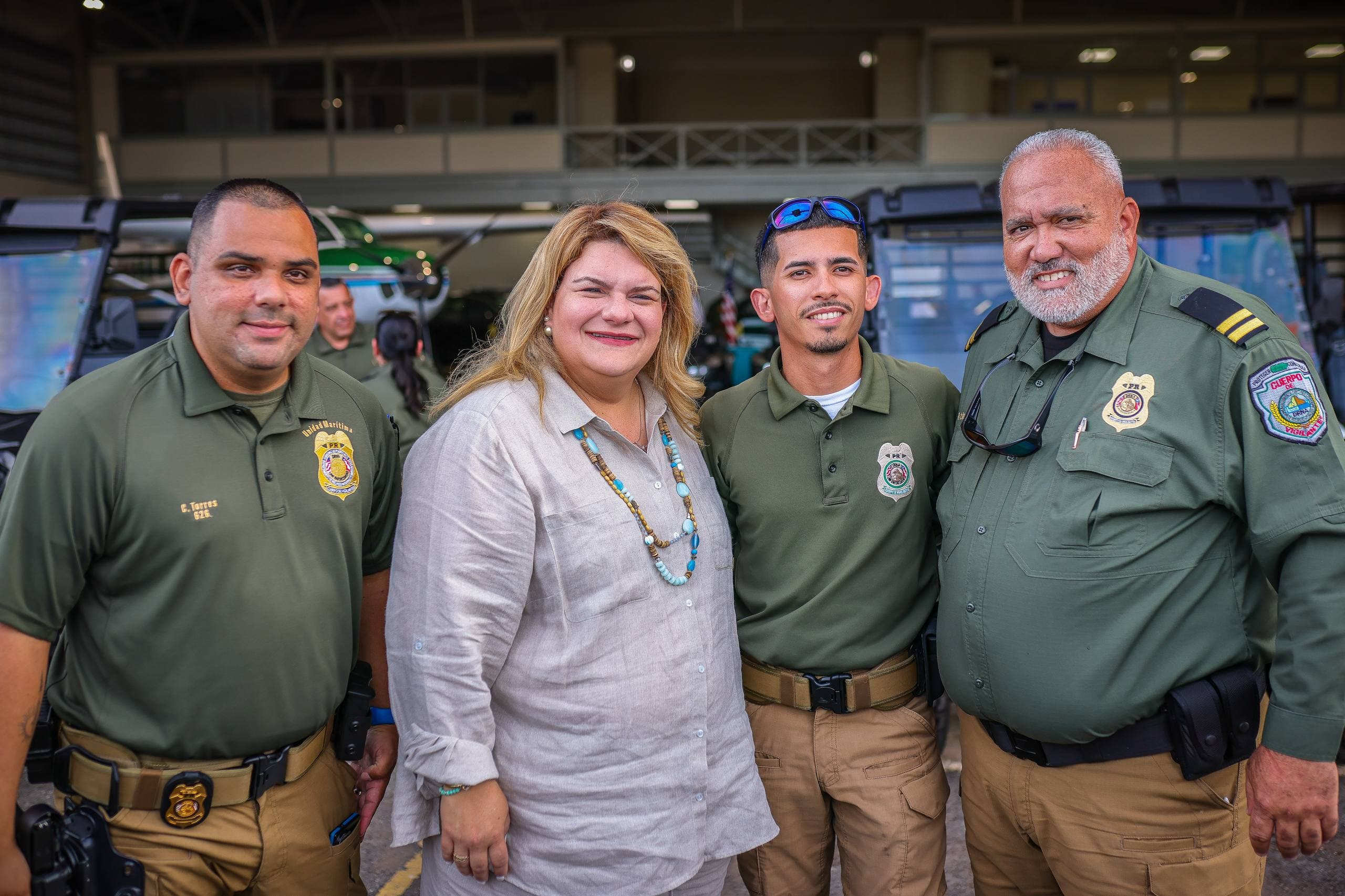 Gobernadora y el secretario del DRNA hacen entrega de equipo más grande a la agencia en 26 años
