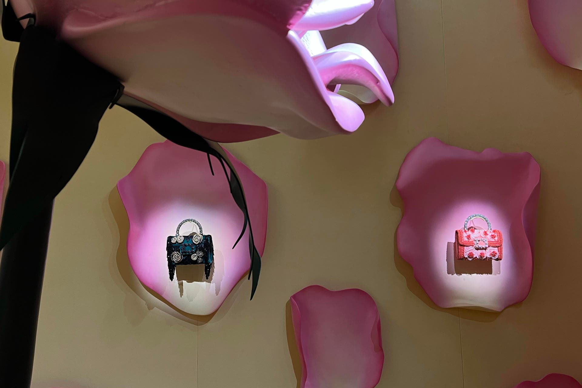 Las joyas más bellas y costosas brillan en París