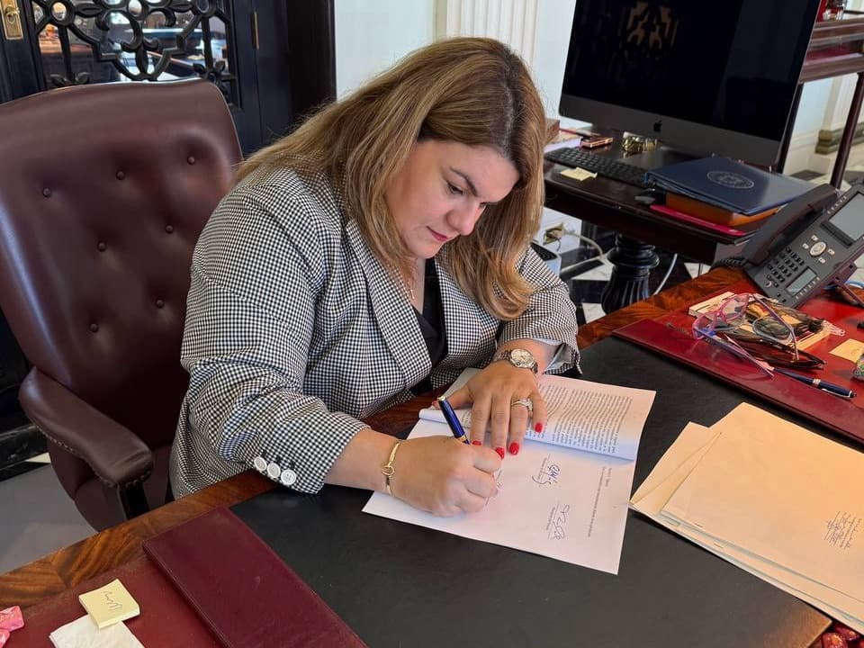 Gobernadora firma ley que regula la venta y uso de gomas