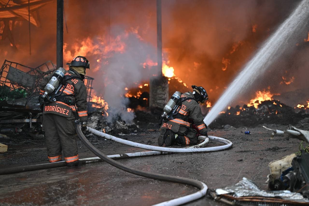 Incendio de grandes proporciones en fábrica de reciclaje en Gurabo