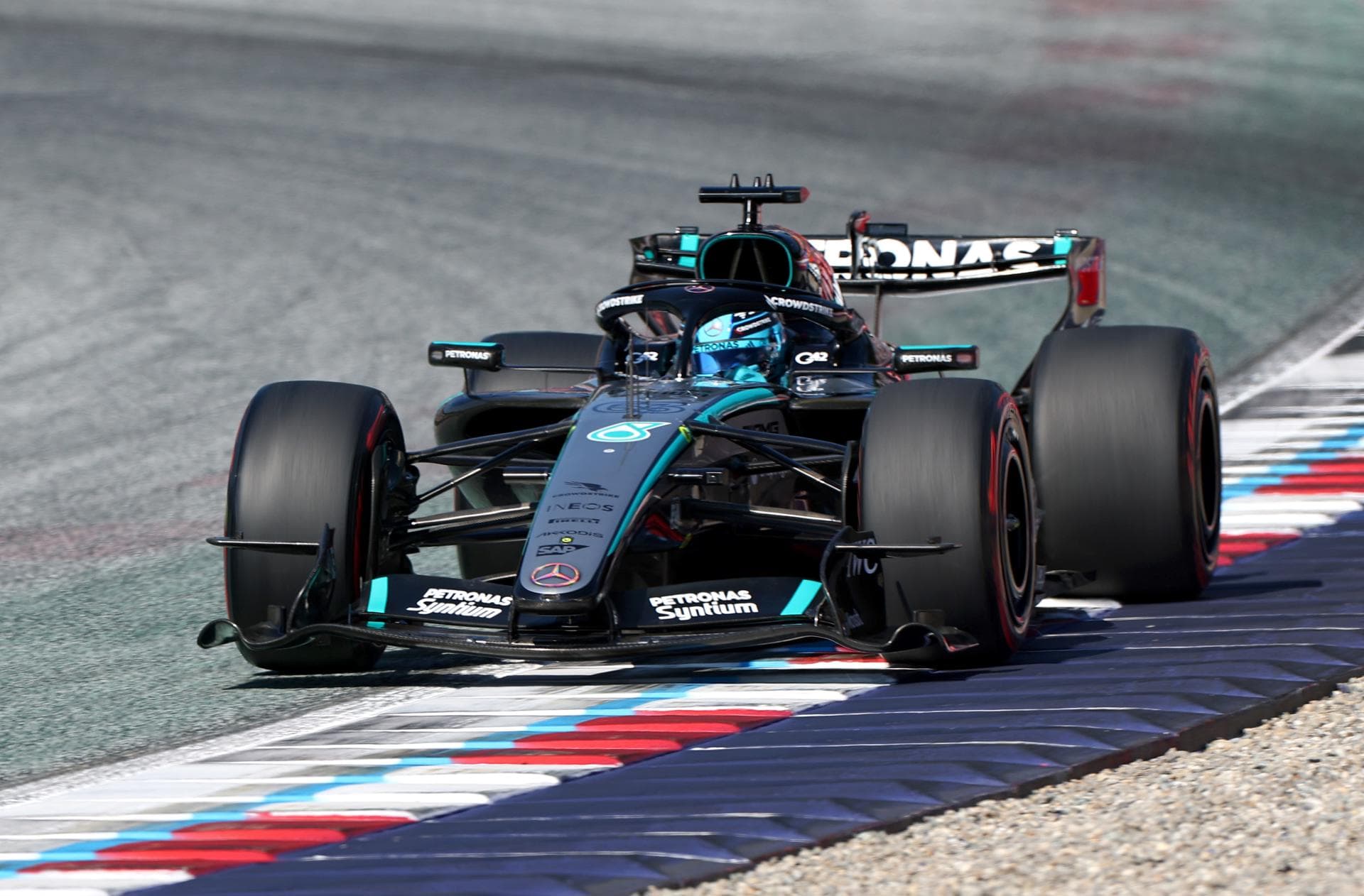 Russell resiste a Verstappen y conquista el Gran Premio de Azerbaiyán