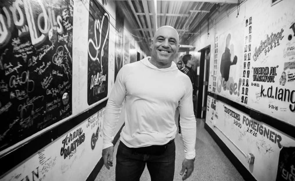 Joe Rogan encabeza la lista del pódcast más popular de Apple en 2025