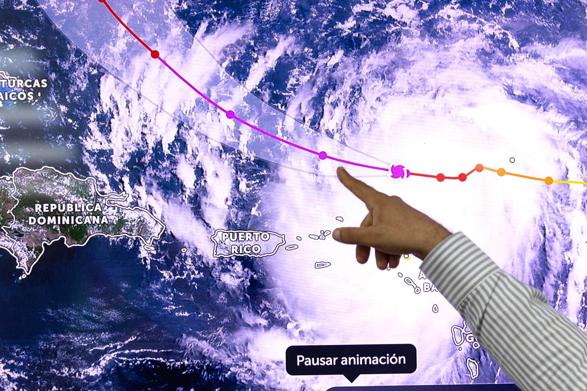 Huracán Erin deja a miles sin luz 