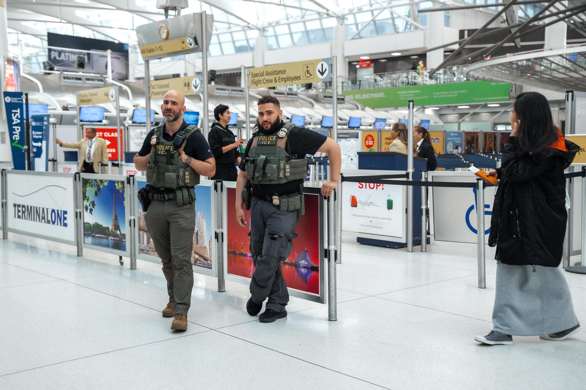 Las colas en los aeropuertos de EEUU persisten pese al despliegue del ICE