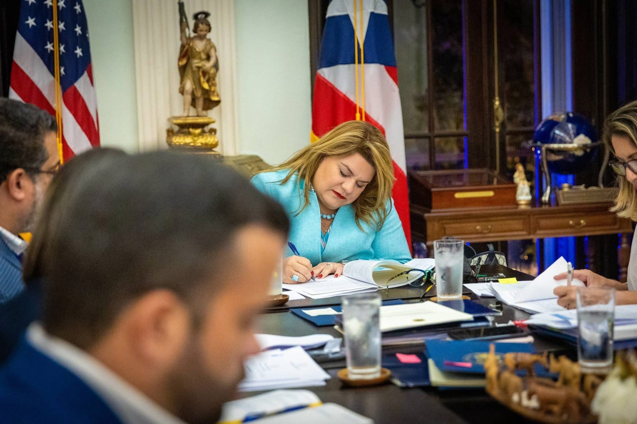 Gobernadora firma cuatro nuevas leyes de la Reforma Contributiva