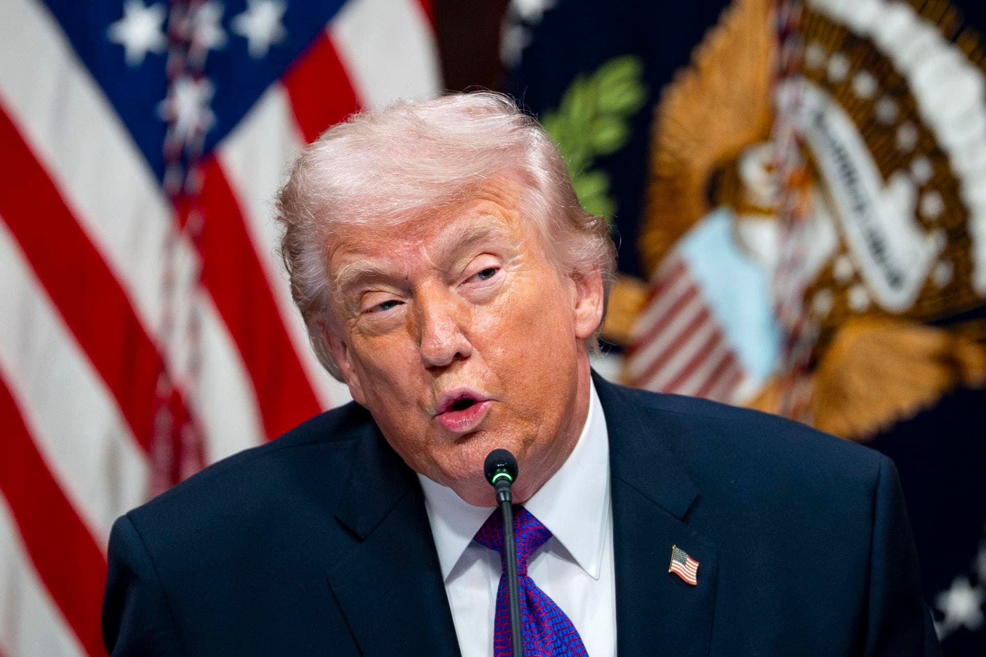 Trump dice que no descarta retirar a Estados Unidos de la OTAN