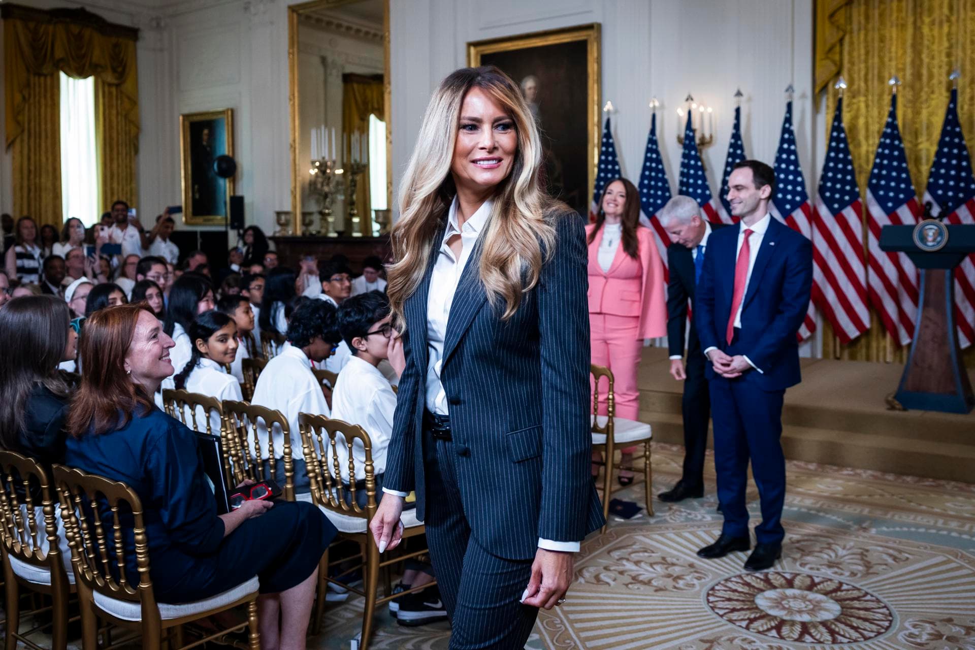 Melania Trump premia a varios niños por su talento en el uso de inteligencia artificial