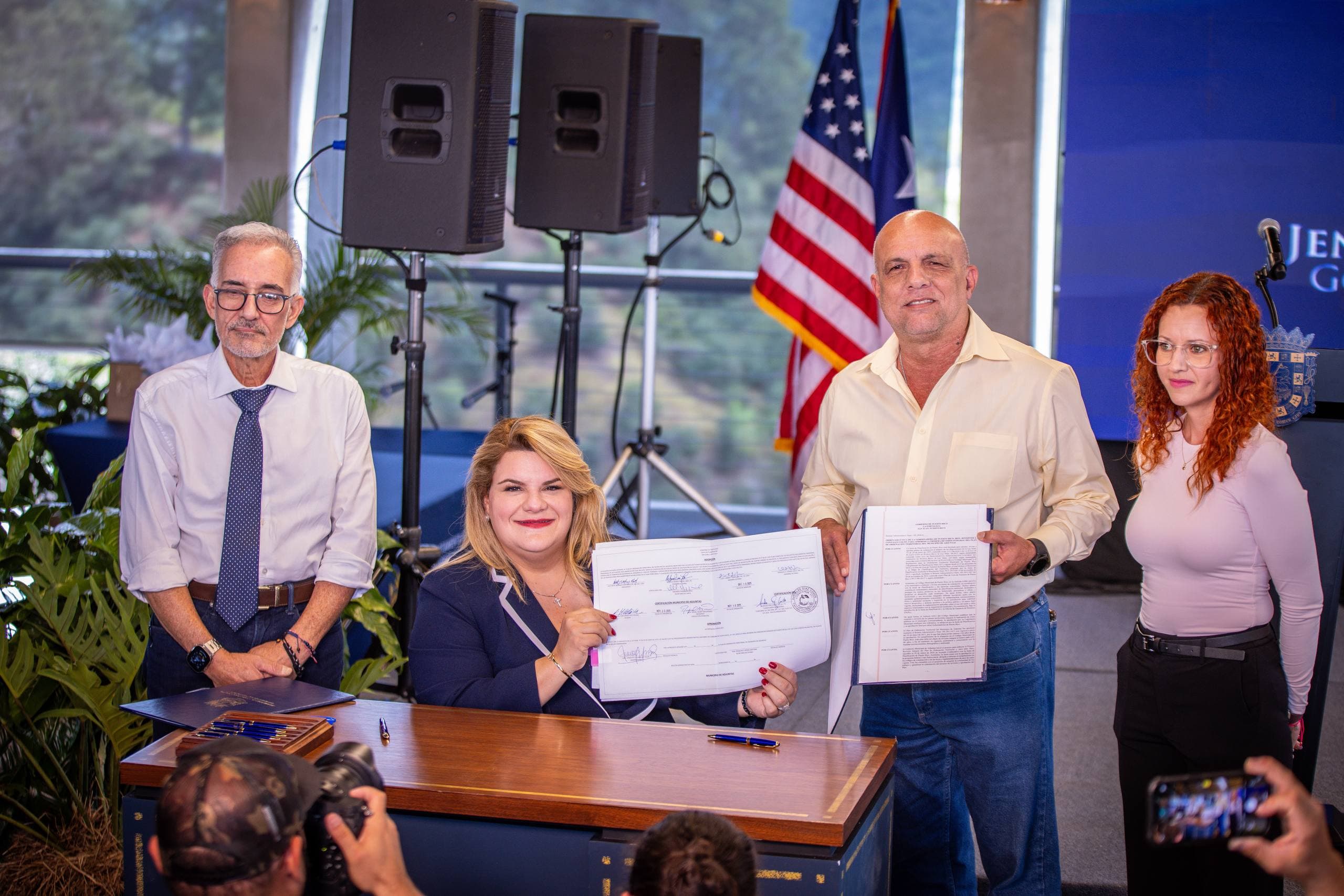 Gobernadora anuncia incentivos para caficultores y firma planes territoriales de Adjuntas y San Sebastián