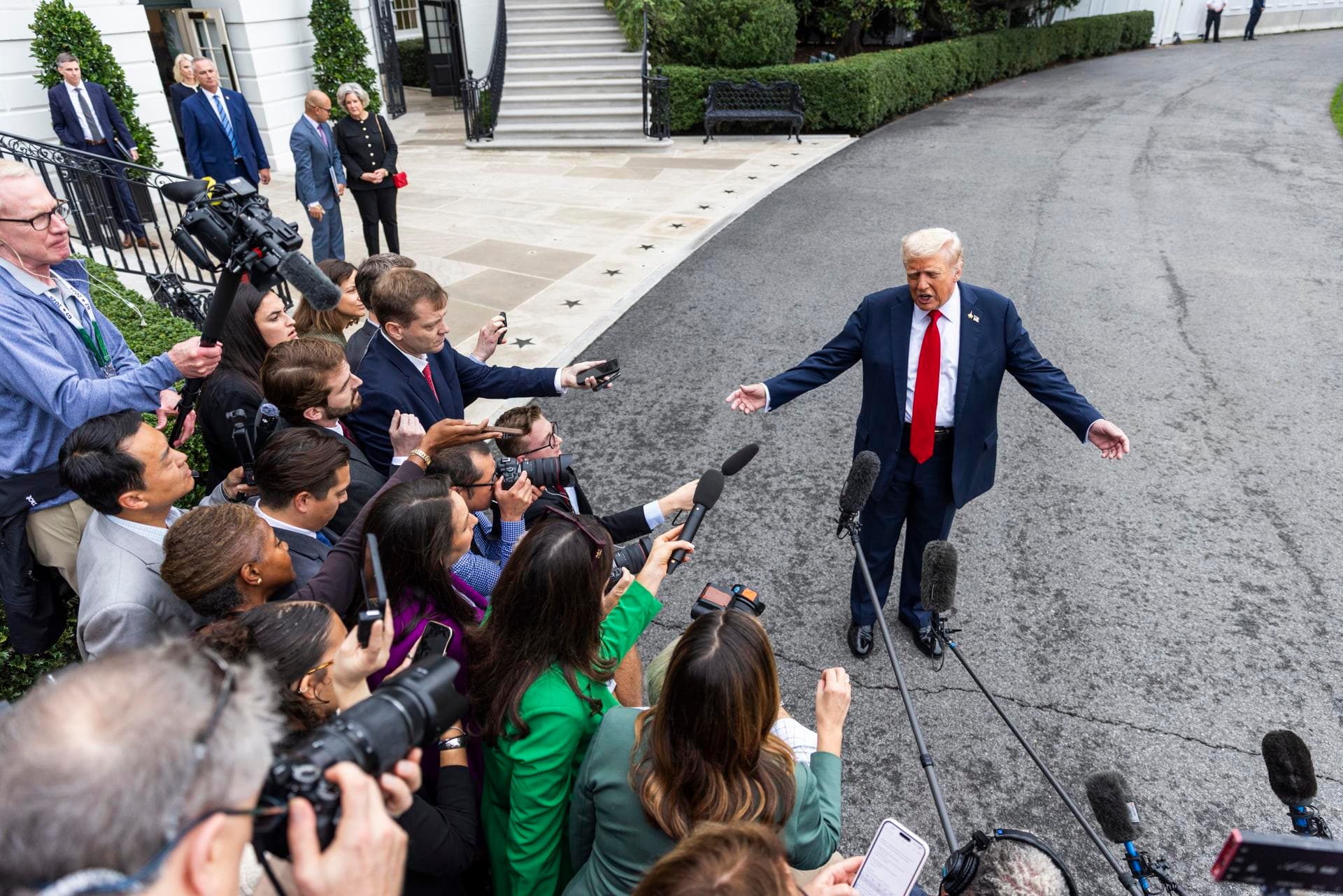 Trump dice que EE.UU. monitoreará "muy seriamente" a narcos venezolanos en tierra