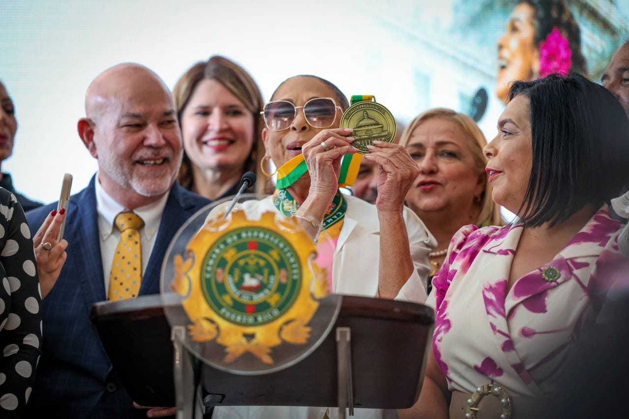 ‘Johnny’ Méndez entrega Medalla Presidencial a la cantante Isabel Pantoja