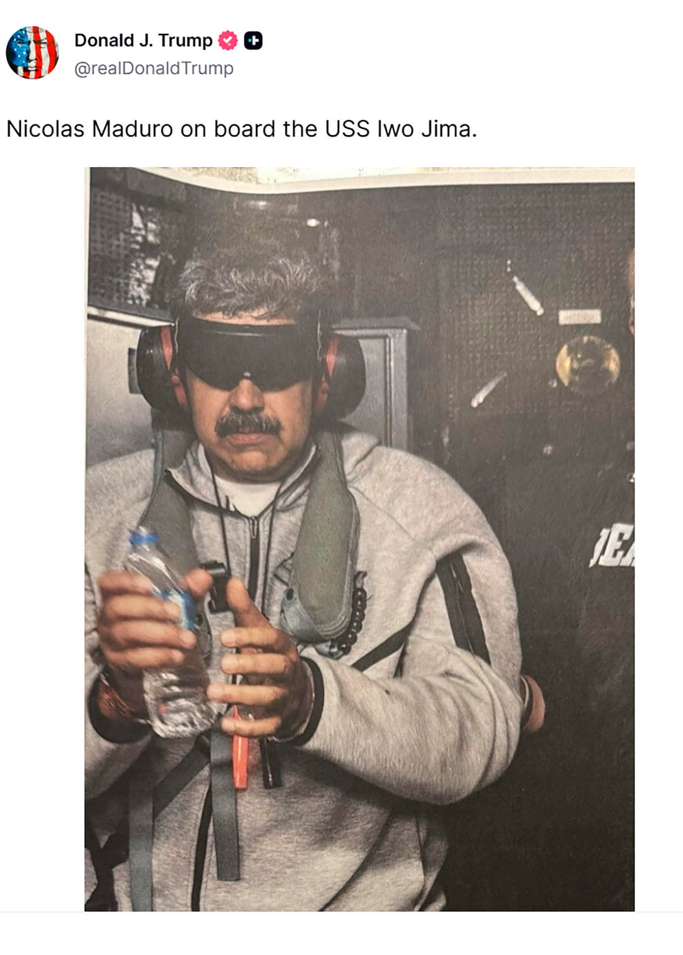 Fotografía tomada de la cuenta oficial @realDonaldTrump en Truth Social del presidente de Estados Unidos, Donald Trump, en la que se ve al presidente de Venezuela Nicolás Maduro, a bordo del USS Iowa Jima. EFE/ @realdonaldtrump