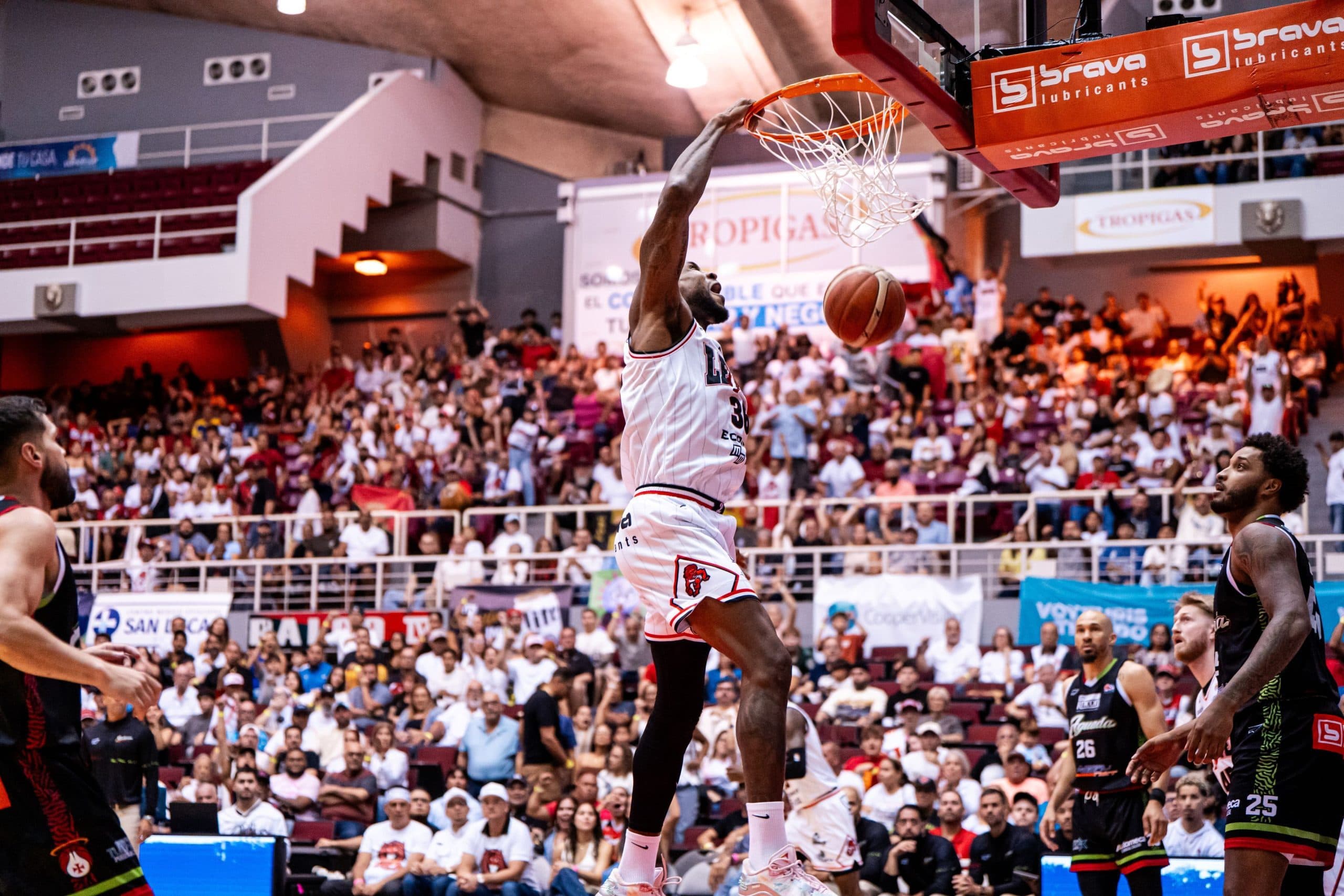 Leones derrotan a los Santeros y nivelan la final de Conferencia