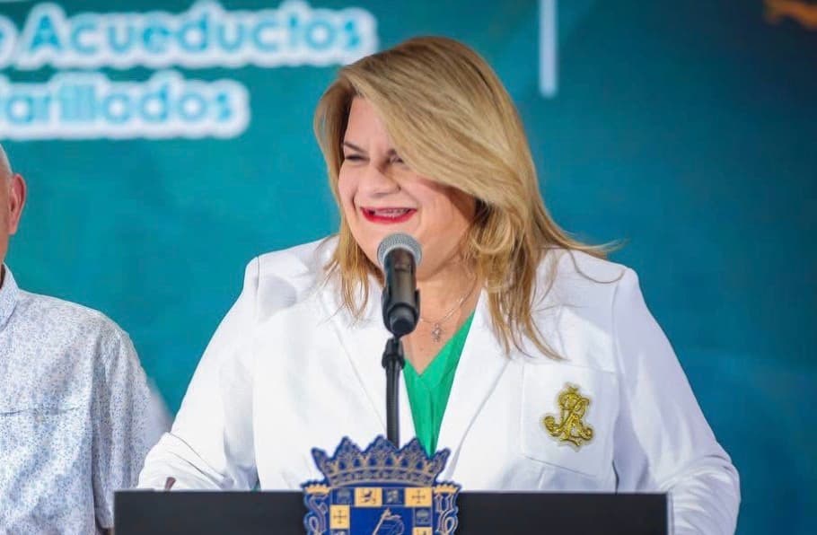 Gobernadora firma ley que aclara cuando se puede suspender licencia por pasarse la luz roja