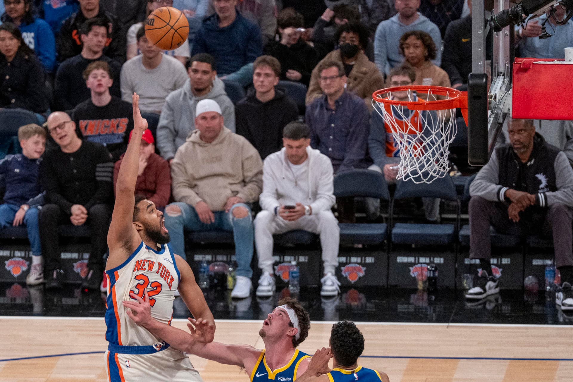 Los Knicks remontan 21 puntos y vencen a los Warriors
