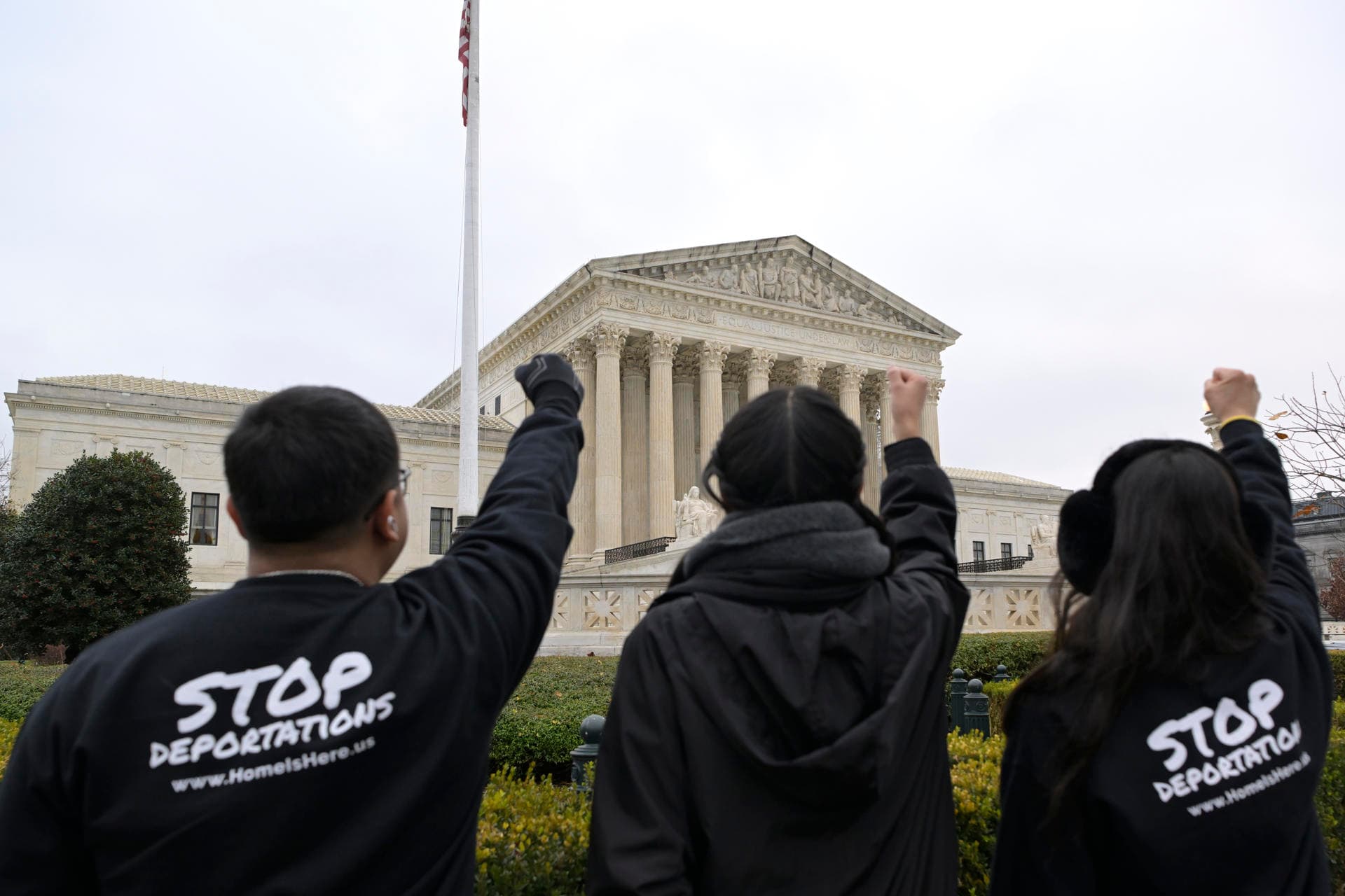 El Supremo de EE.UU. evalúa el poder de Trump para revocar el amparo migratorio TPS