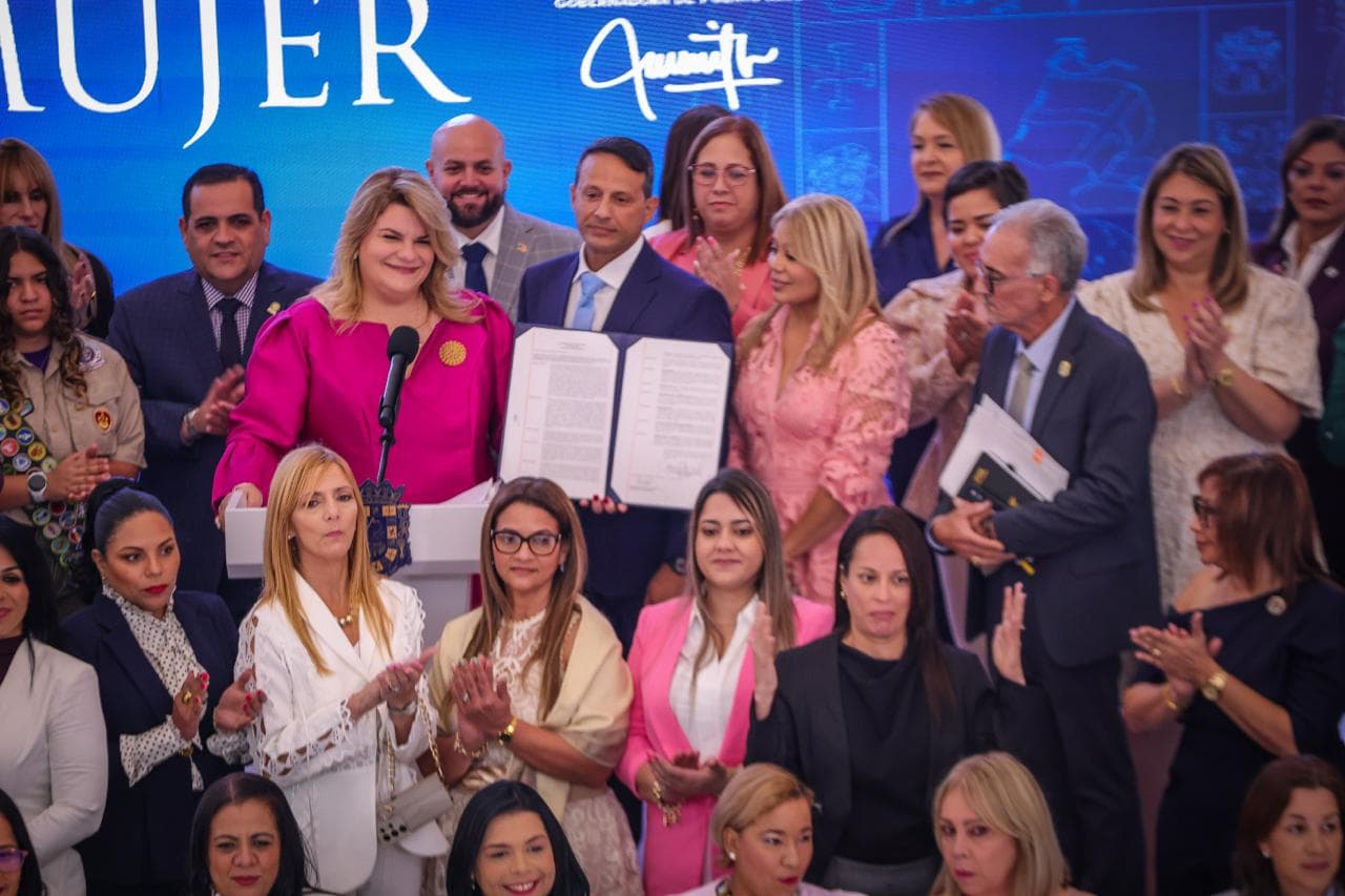 Gobernadora oficializa revisión del Plan de Ordenación Territorial de Aguadilla