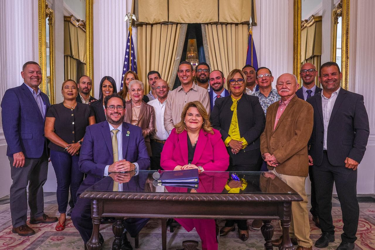 Gobernadora reparte $34 millones a municipios para rehabilitación de carreteras