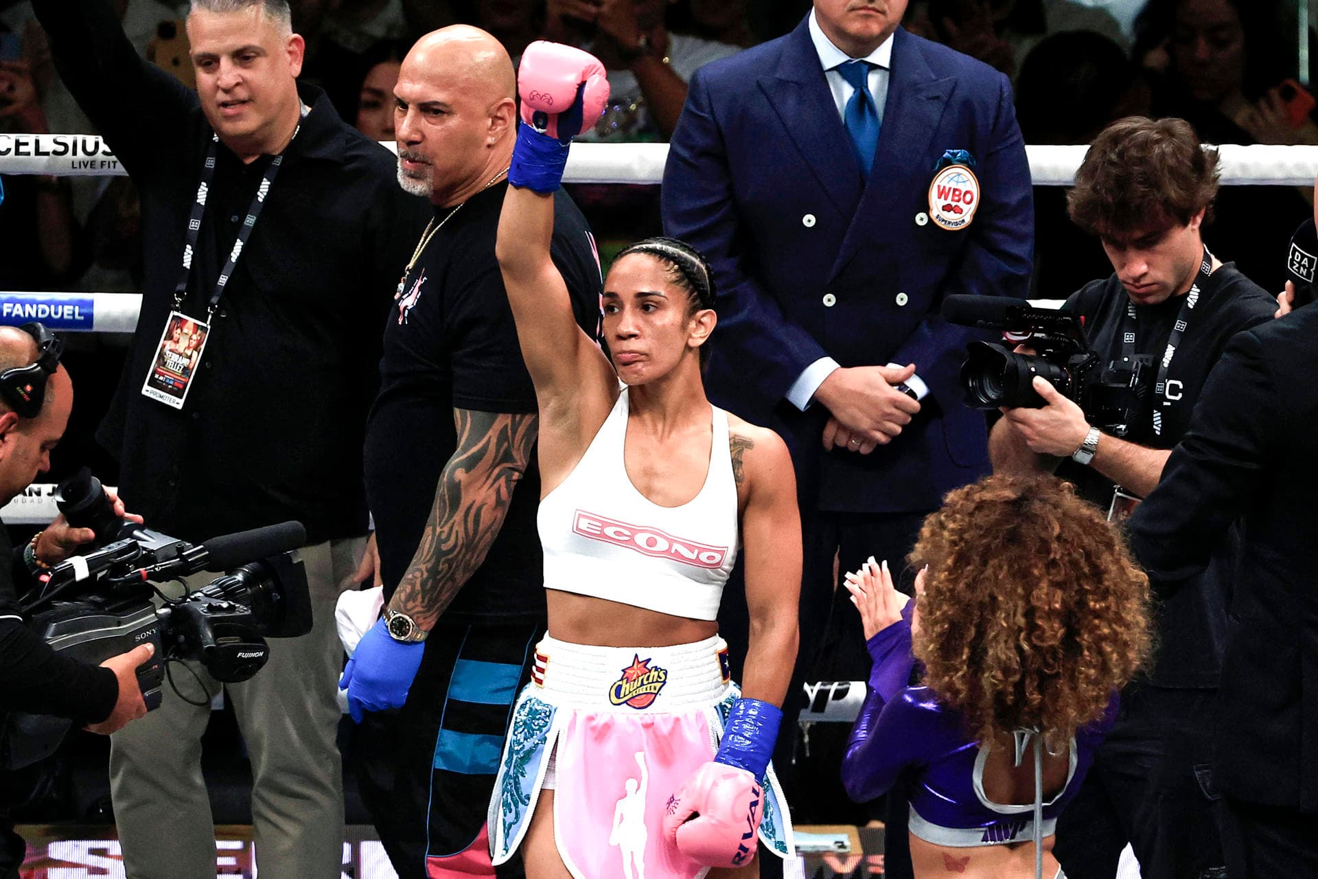 Amanda Serrano defiende con éxito sus títulos peso pluma al vencer a Reina Téllez