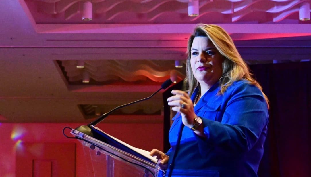 Gobernadora firma ley para agilizar permisos