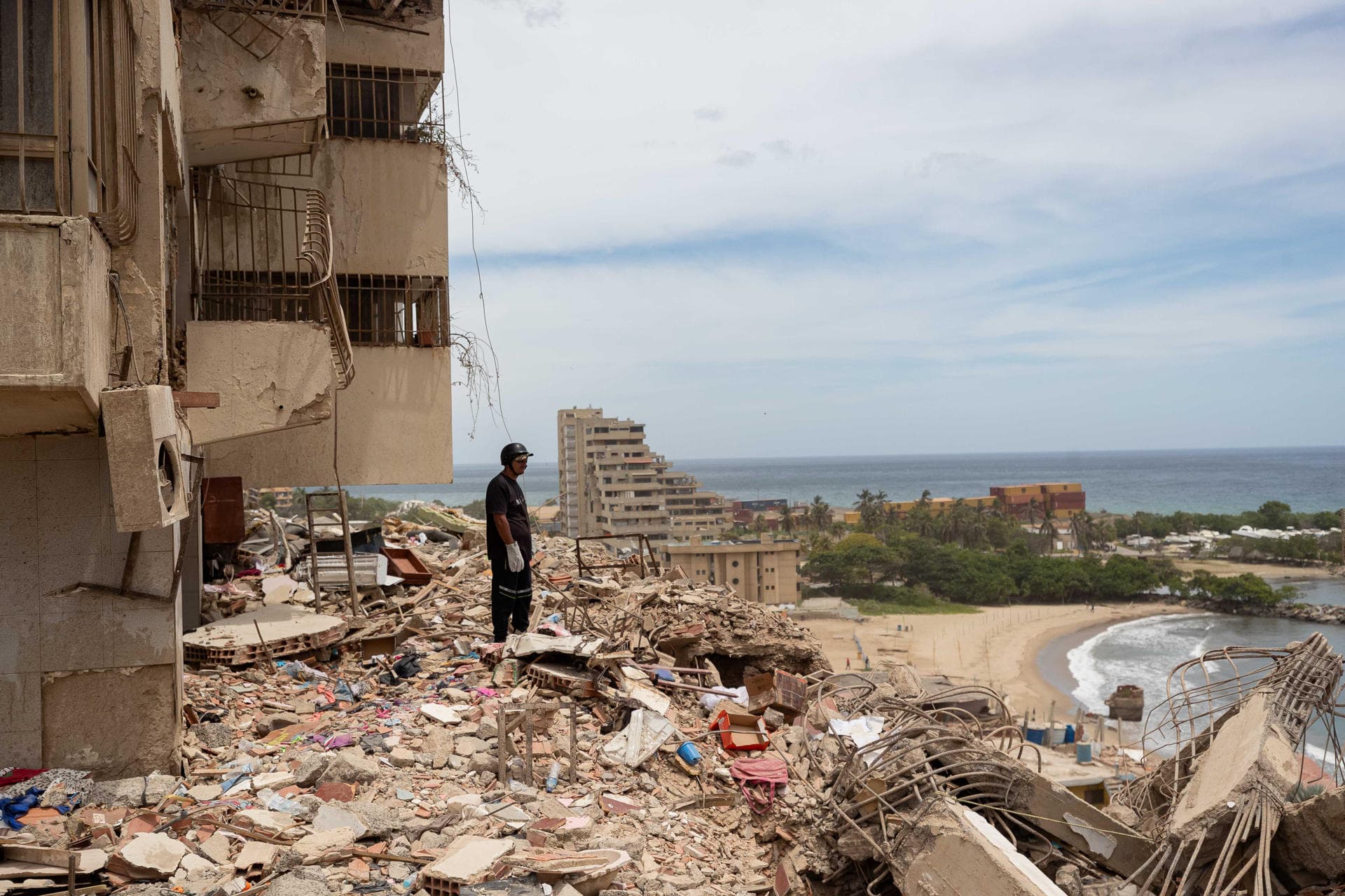 La búsqueda avanza en horas críticas en Venezuela con 1,450 muertos ya por los terremotos