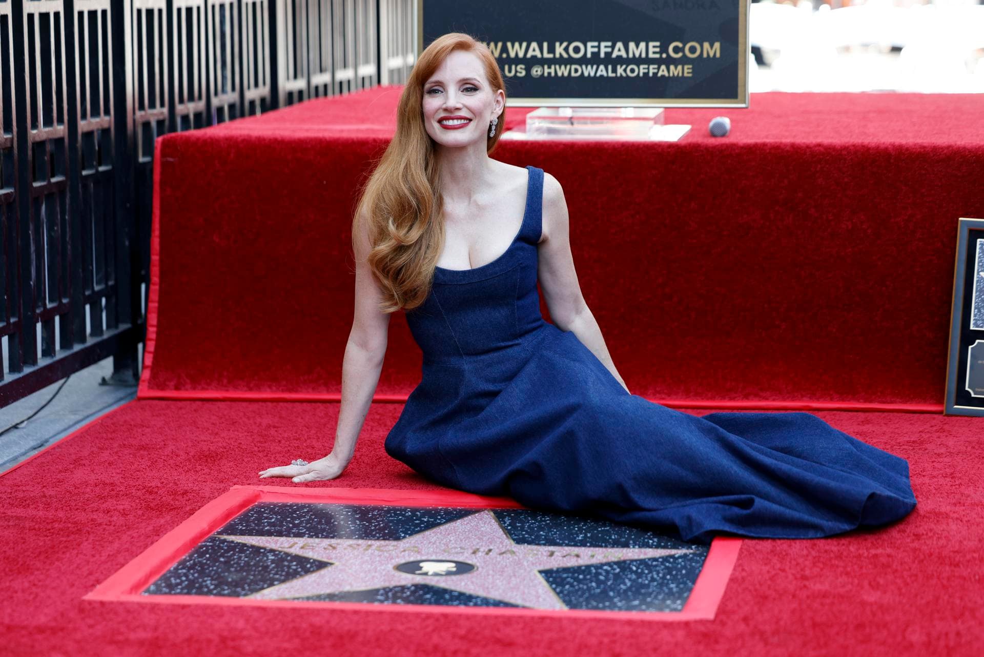 Jessica Chastain homenajeada por Al Pacino al recibir su estrella en el Paseo de la Fama