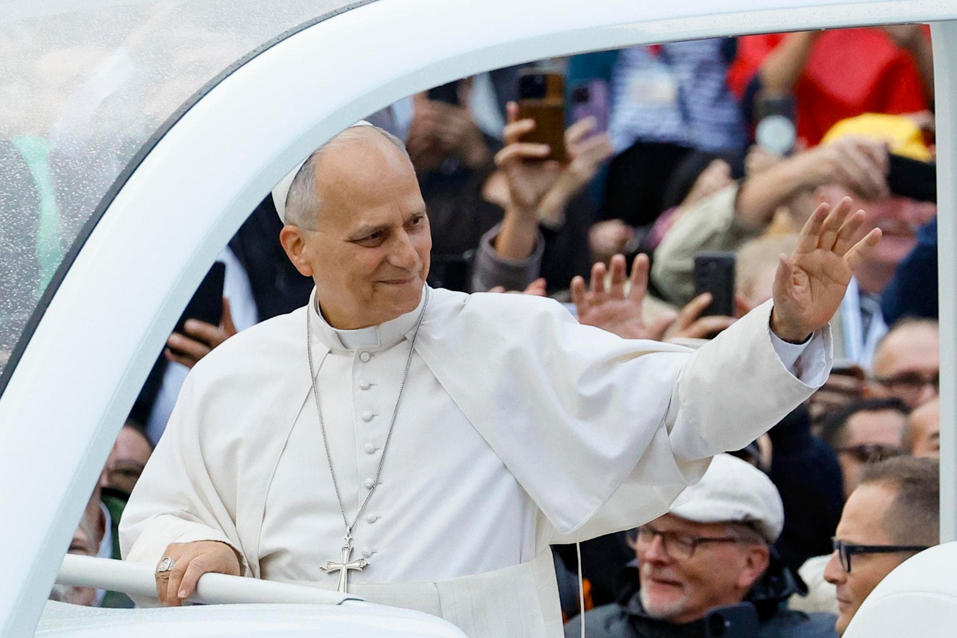 El Papa retoma las audiencias y se vuelve a subir al papamóvil tras su operación