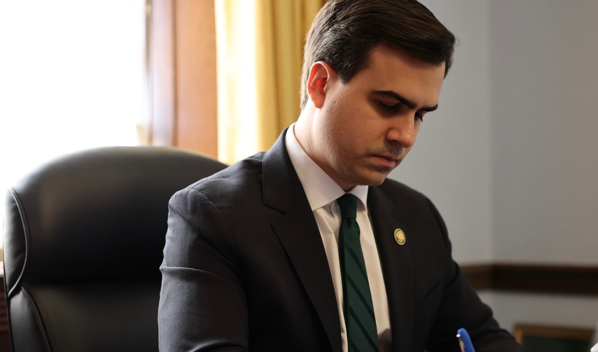 Comisionado Residente renuncia a sueldo durante el cierre de gobierno federal