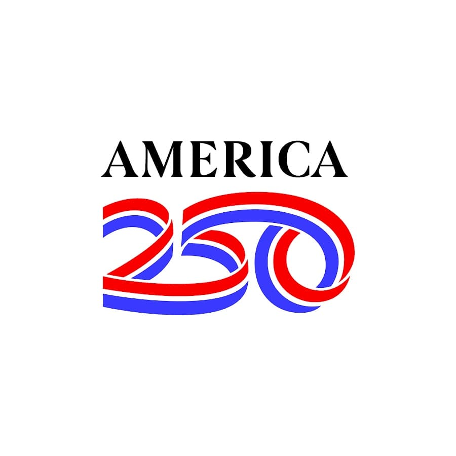 Gobernadora celebra America 250 con tablilla, licencia y memorabilia conmemorativa