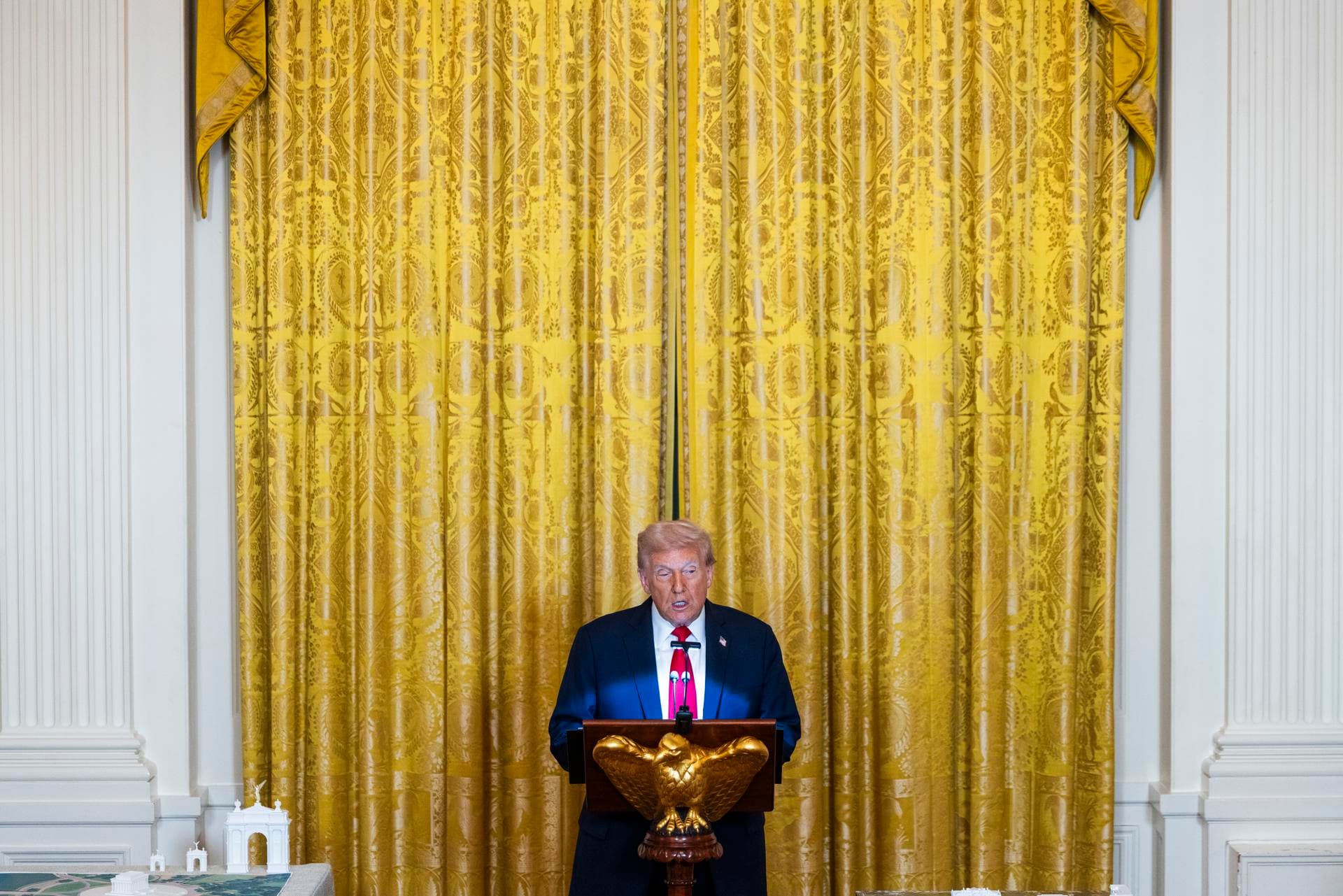 Trump admite que la subida de aranceles a China "es insostenible"